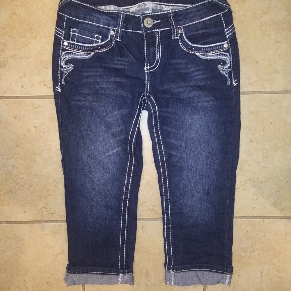 ⭐Sz7 Reign Unique embroidered capri jeans
